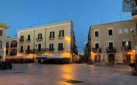 Bari, Pasqua e Pasquetta: il sindaco chiude tutti i negozi